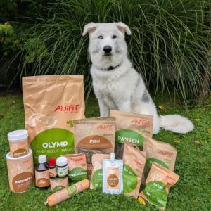 <p>Nat&uuml;rlich haben wir viele tolle nat&uuml;rliche Futter, Snacks und Nahrungserg&auml;nzungen. Wenn du aber f&uuml;r deinen Pfotenliebling im Sommer noch ein selbstgemachtes Glac&eacute; anbieten m&ouml;chtest, kannst du das Rezept bei mir anfragen.</p>