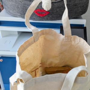 <p>Das ist mein Sack! Lilly nimmt Trockenfutter Sensitive und Ocean, zwischendurch auch Nassfutter-Pouches. Aufgrund ihrer grossen Fellmenge die sie t&auml;glich Schluck, bekommt sie noch die nat&uuml;rlichen Nahrungserg&auml;nzungsmittel Bierhefe plus und Lachs&ouml;l. Zudem liebt sie die Katzenchips.</p>